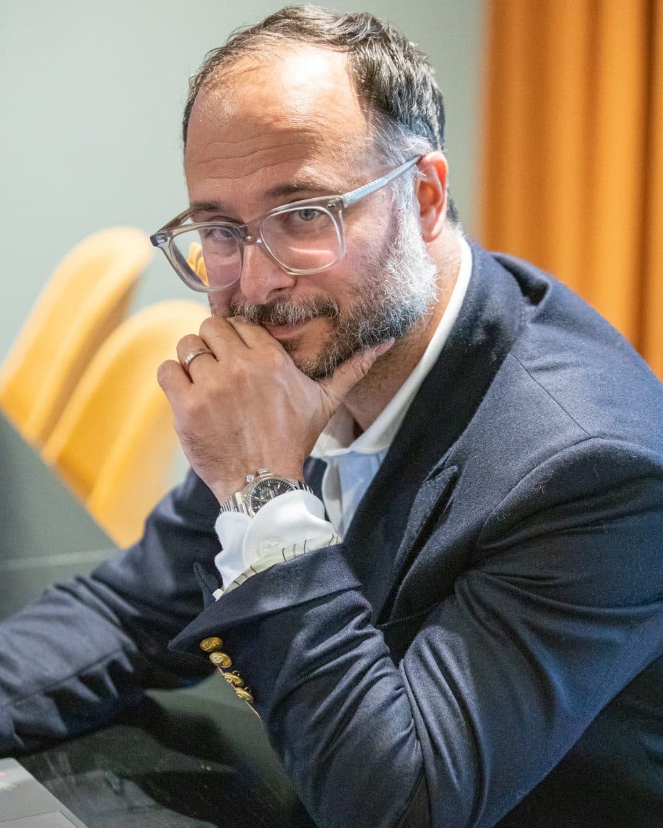 Sven Cristea vid ett mötesbord, med handen mot hakan